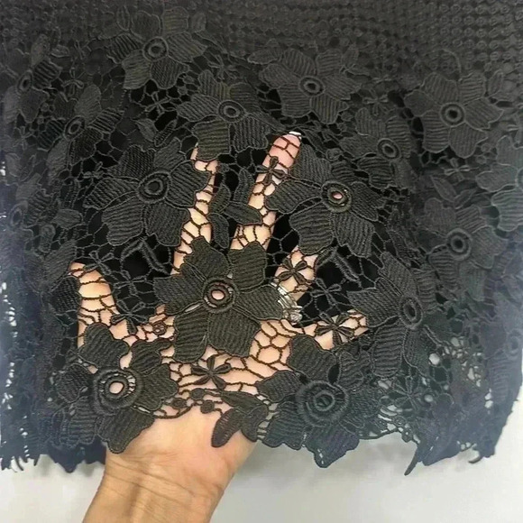 🌹 Lucy Paris Black Floral Lace Crop Top – Parisian Chic Style (Size M) - Picture 3 of 10